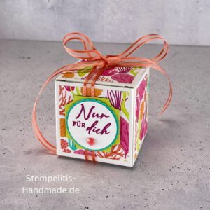 Handdekorierte Geschenkschachtel 5 cm mit maritimen Motiven, Geschenkbox mit Schleife in Grün, Detailansicht Geschenkschachtel Etikett „Nur für dich“, Geschenkschachtel mit bunter Meeresdekoration, Geschenkverpackung, Handgemachte maritime Schachtel mit Schleife